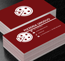 Biała pizza na brązowym tle, Gastronomia, Pizzeria - Wizytówki Netprint