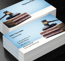 Młotek sędziowski na starych księgach, Prawo, Adwokat - Wizytówki Netprint